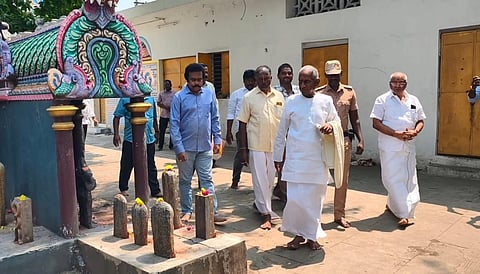 வாணியம்பாடி தேவஸ்தானம் ஊராட்சியில் உள்ள அதிதீஸ்வரர் ஆலயத்திற்கு வியாழக்கிழமை சுவாமி தரிசனம் செய்ய வந்த இசையமைப்பாளா் இளையராஜா.