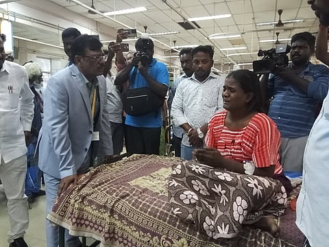 தஞ்சாவூர் மருத்துவக் கல்லூரி மருத்துவமனையில் சிகிச்சை பெற்று வரும் மேனகாவிடம் வியாழக்கிழமை விசாரணை மேற்கொண்ட தேசிய எஸ்.சி., எஸ்.டி. ஆணைய இயக்குநர் ரவிவர்மா.