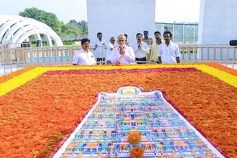 கருணாநிதி நினைவிடத்தில் கோபுர அலங்காரம்: அதிமுக, பாஜகவினர் கடும் கண்டனம்!