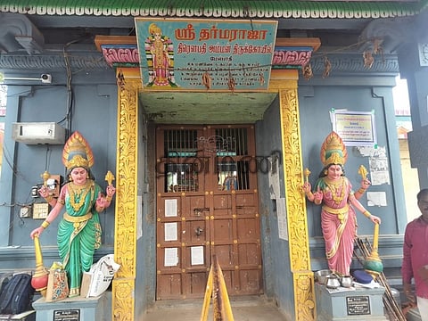 வழிபாட்டுக்காக மேல்பாதி அருள்மிகு திரௌபதியம்மன் கோயில் சனிக்கிழமை காலை திறக்கப்பட்டது. ஆனால்,மூன்றாவது நாளாக மக்கள் யாரும் தரிசனம் செய்ய வரவில்லை.