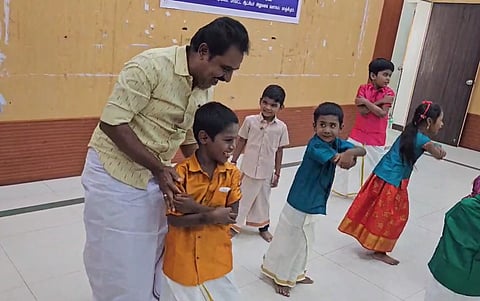 அறிவுசார் குழந்தைகளுக்கான சிறப்புப் பள்ளி ஆண்டு விழாவில் குழந்தைகளுடன் இணைந்து நடனமாடிய எம்எல்ஏ எழிலரசன்.