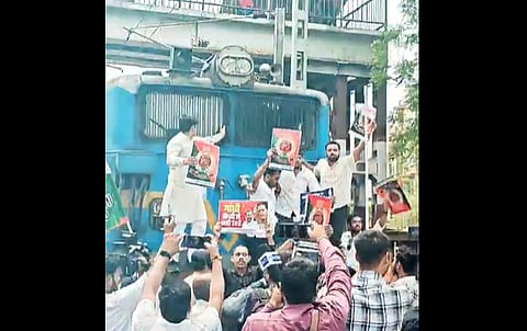 சோனியா, ராகுல் மீது குற்றப்பத்திரிகை: பிகாரில் இளைஞர் காங்கிரஸார் ரயில் மறியல் போராட்டம்!