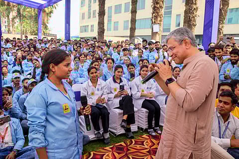 ஹரியாணா மாநிலம் மனேசரில் தொழில்நுட்ப நிறுவன தொடக்க விழாவின்போது ஊழியா்களுடன் உரையாடிய மத்திய அமைச்சா் அஸ்வினி வைஷ்ணவ்.