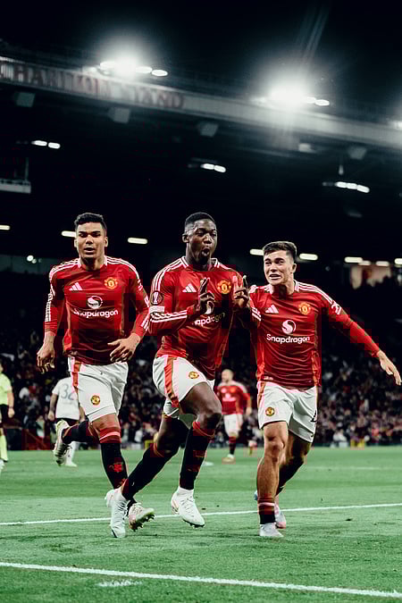 கோலடித்த மகிழ்ச்சியில் மான்செஸ்டா் யுனைடெட் வீரா்கள் ~