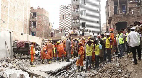 இடிந்துவிழுந்த கட்டடம்.