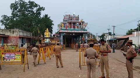 மேல்பாதி அருள்மிகு திரெளபதியம்மன் கோயில் முன் பாதுகாப்புப் பணியில் ஈடுபட்டிருந்த போலீஸாா்.