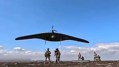 உக்ரைன் ராணுவ நிலையை நோக்கி கண்காணிப்பு ட்ரோனை பறக்கவிட்ட ரஷிய படையினா்.