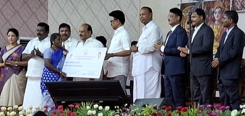 கைவினை கலைஞர்களுக்கு தலா ரூ.3 லட்சம் மதிப்பிலான கடனுதவிகளை வழங்கிய தமிழக முதல்வர் மு க ஸ்டாலின்.
