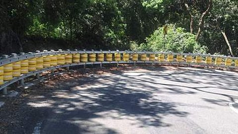 கொல்லிமலை மலைப்பாதை வளைவுகளில் பொருத்தப்பட்டுள்ள உருளைத் தடுப்பான்கள்.