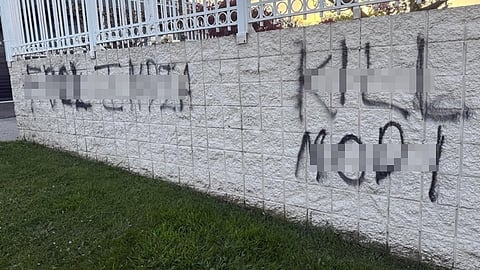 குருத்வாராவில் காலிஸ்தான் ஆதரவு வாசகங்களை வரைந்து அடையாளம் தெரியாத நபா்கள் சேதப்படுத்தினா்.