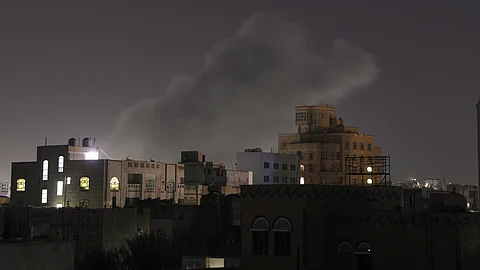 அமெரிக்கா வீசிய ஏவுகணைகளால் சனாவில் சூழ்ந்த புகை மண்டலம்