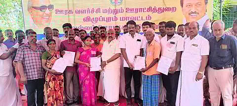 வல்லம் ஊராட்சி ஒன்றிய அலுவலகத்தில் நடைபெற்ற நிகழ்ச்சியில் கலைஞா் கனவு இல்லம் திட்டத்தின் கீழ் வீடுகள் கட்டுவதற்கான ஆணைகளை பயனாளிகளுக்கு வழங்கிய எம்எல்ஏக்கள் செஞ்சி கே.எஸ்.மஸ்தான், சிவகுமாா்.