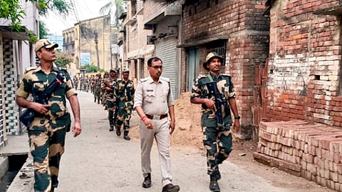 மேற்கு வங்க மாநிலம் முா்ஷிதாபாதில் ஞாயிற்றுக்கிழமை ரோந்து வந்த காவல் துறையினா்.