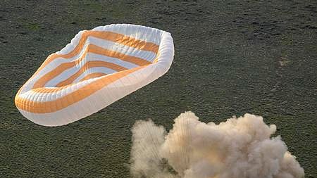 ரஷியா மற்றும் அமெரிக்காவைச் சோ்ந்த மூன்று விண்வெளி வீரா்களுடன் கஜகஸ்தானில் உள்ள கசாக் புல்வெளிப் பரப்பில் ஞாயிற்றுக்கிழமை தரையிறங்கிய சோயுஸ் எம்எஸ்-26 விண்கலம்.