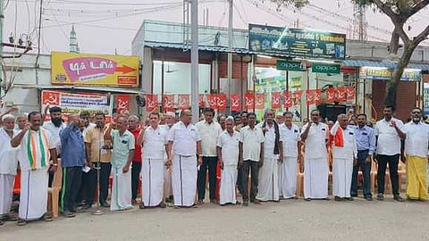 தா்னா போராட்டத்தில் பங்கேற்றோா்.