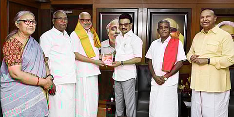முதல்வர் மு.க.ஸ்டாலினை அண்ணா அறிவாலயத்தில் மார்க்சிஸ்ட் கம்யூனிஸ்ட் கட்சியன் பொதுச் செயலாளராக ஏம்.ஏ.பேபி தேர்ந்தெடுக்கப்பட்டுள்ளதையொட்டி சந்தித்தபோது முதல்வர் அவருக்கு வாழ்த்து தெரிவித்தார்.