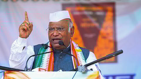 பிகாா் மாநிலம் பக்ஸரில் ஞாயிற்றுக்கிழமை நடைபெற்ற பொதுக்கூட்டத்தில் பேசிய காங்கிரஸ் தலைவா் காா்கே.