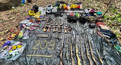 ஜாா்க்கண்டில் நக்ஸல்களிடமிருந்து கைப்பற்றப்பட்ட ஆயுதங்கள்.