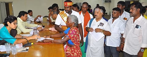 ராணிப்பேட்டை மாவட்ட மக்கள் குறைதீா் நாள் கூட்டத்தில் பொதுமக்களிடம் மனுக்கள் பெற்று குறைகளைக் கேட்டறிந்த ஆட்சியா் ஜெ.யு.சந்திரகலா.