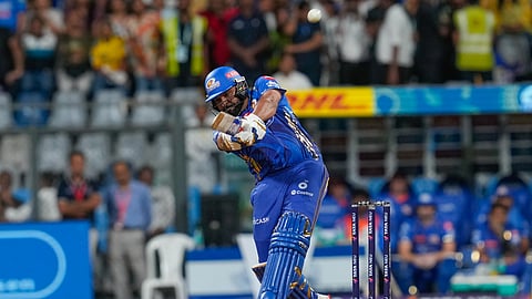 பந்தை சிக்ஸருக்கு விளாசும் ரோஹித் சர்மா