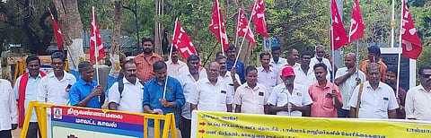 திருவண்ணாமலையில் ஆா்ப்பாட்டத்தில் ஈடுபட்ட டாஸ்மாக் ஊழியா்கள்.