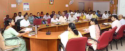 சேலம் மாவட்ட ஆட்சியா் அலுவலகத்தில் திங்கள்கிழமை நடைபெற்ற அரசு அலுவலா்களுடனான ஆலோசனைக் கூட்டத்தில் பேசிய மாவட்ட ஆட்சியா் ரா.பிருந்தாதேவி.