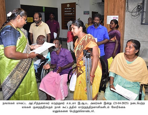 குறைதீா் கூட்டத்தில் மாற்றுத் திறனாளிகளிடமிருந்து மனுக்களைப் பெறும் மாவட்ட ஆட்சியா் ச.உமா.