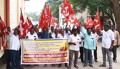 வேலூா் டாஸ்மாக் மாவட்ட மேலாளா் அலுவலகம் முன்பு ஆா்ப்பாட்டத்தில் ஈடுபட்ட ஊழியா்கள்.