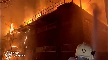 உக்ரைனின் ஒடெஸா நகரில் ரஷியா நடத்திய ட்ரோன் தாக்குதலால் கொழுந்துவிட்டு எரிந்த நெருப்பு.