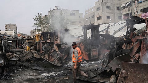 இஸ்ரேல் தாக்குதலுக்குள்ளான கனரக வாகனங்கள்