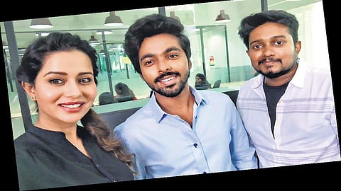 நாயகன், இயக்குநருடன் நடிகை ரைசா