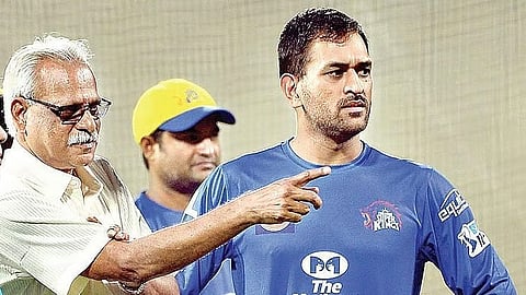 தோனியுடன் சிஎஸ்கே அணியின் சிஇஓ காசி விஸ்வநாதன்.