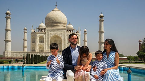 ஆக்ராவில் உள்ள தாஜ்மஹாலை தனது குடும்பத்தினருடன் கண்டு ரசித்த அமெரிக்க துணை அதிபா் ஜே.டி.வான்ஸ்.