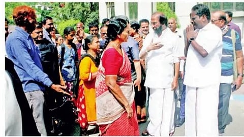 காஷ்மீரில் சிக்கிய தமிழர்களை விமானம், ரயில் மூலம் அழைத்து வர ஏற்பாடு