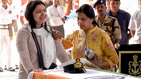 தாக்குதலில் பலியான கடற்படைக்கு அதிகாரிக்கு அவரது மனைவி அஞ்சலி செலுத்துகிறார்.