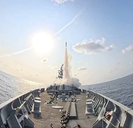 அரபிக் கடல் பகுதியில் ஐஎன்எஸ் சூரத் போா்க்கப்பலிலிருந்து வானில் சீறிப் பாய்ந்த ஏவுகணை.