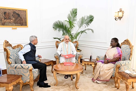 குடியரசுத் தலைவருடன் அமித் ஷா, ஜெய்சங்கா் சந்திப்பு: அடுத்த கட்ட நடவடிக்கை குறித்து விளக்கம்