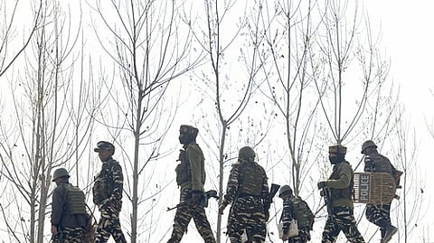 பயங்கரவாதிகளுடன் துப்பாக்கிச் சண்டை: ராணுவ வீரா் வீரமரணம்