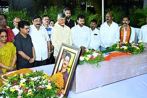 பஹல்காம் பயங்கரவாத தாக்குதலில் கொல்லப்பட்ட ஓய்வுபெற்ற வங்கி ஊழியர் ஜே.எஸ். சந்திரமௌலி உடலுக்கு மலர் அஞ்சலி செலுத்திய
முதல்வர் நாயுடு.