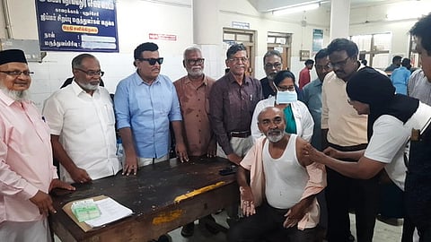 ஹஜ் பயணிகளுக்கு தடுப்பூசி செலுத்திய நிகழ்வில் பங்கேற்ற மாநில ஹஜ் கமிட்டி தலைவா் ஒய். இஸ்மாயில் உள்ளிட்டோா்.