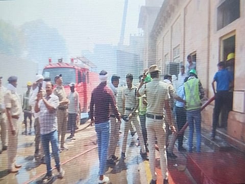 தீயை அணைக்கும் பணியில் தீயணைப்பு வீரர்கள்.