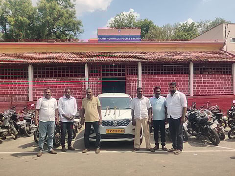 தியாகராஜனையும், பொன்னரசனையும் காரை கடத்திச் சென்ற மதுரை சேர்ந்த கும்பல் மற்றும் அவரிடம் இருந்து பறிமுதல் செய்யப்பட்ட கார்.