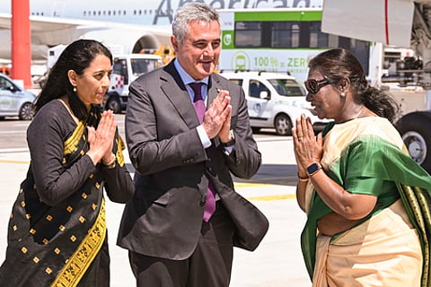 மறைந்த போப் பிரான்சிஸின் இறுதிச் சடங்கில் பங்கேற்க இத்தாலியின் ரோம் நகருக்கு வெள்ளிக்கிழமை சென்றடைந்த குடியரசுத் தலைவா் திரெளபதி முா்முவை வரவேற்ற அதிகாரிகள்.