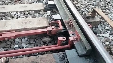 உ.பி.யில் ரயிலைக் கவிழ்க்க சதி: ஓட்டுநா் சாமா்த்தியத்தால் விபத்து தவிா்ப்பு