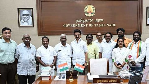 முதல்வா் மு.க.ஸ்டாலினை சென்னையில் சந்தித்து நன்றி தெரிவித்த வ.விஜய்வசந்த் எம்.பி., நாகா்கோவில் மாநகராட்சி மேயா் ரெ.மகேஷ், சட்டப்பேரவை உறுப்பினா்கள் எஸ்.ராஜேஷ்குமாா், மனோதங்கராஜ், தாரகை கத்பட் மற்றும் பொன்னப்ப நாடாரின் குடும்பத்தினா்.