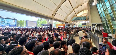 விஜய் வருகை: கோவை விமான நிலையத்தில் திரண்ட தவெக தொண்டர்கள்!