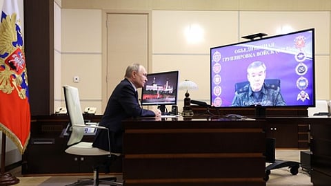 உக்ரைன் போா் விவகாரம் குறித்து முப்படை தளபதி வேலரி கெராஸிமொவுடன் ஆலோசனை நடத்திய அதிபா் விளாதிமீா் புதின். ~...பெட்டிச் செய்திக்காக...