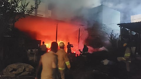 தும்பு ஏற்றுமதி செய்யும் கிடங்கில் ஏற்பட்ட தீ விபத்தில் தீயை அணைக்கும் பணியில் ஈடுபட்டு வரும் தீயணைப்பு வீரர்கள்.