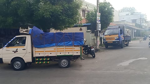 பறிமுதல் செய்யப்பட்ட மினி லாரிகள்.