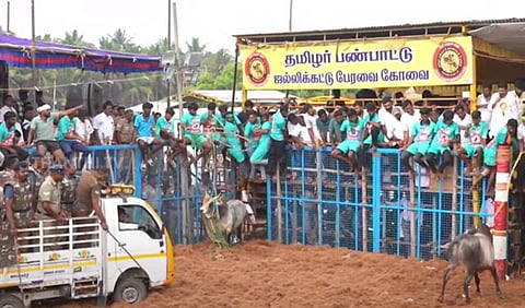 சீறிப் பாயும் காளைகள்: கோவையில் ஜல்லிக்கட்டு தொடங்கியது!